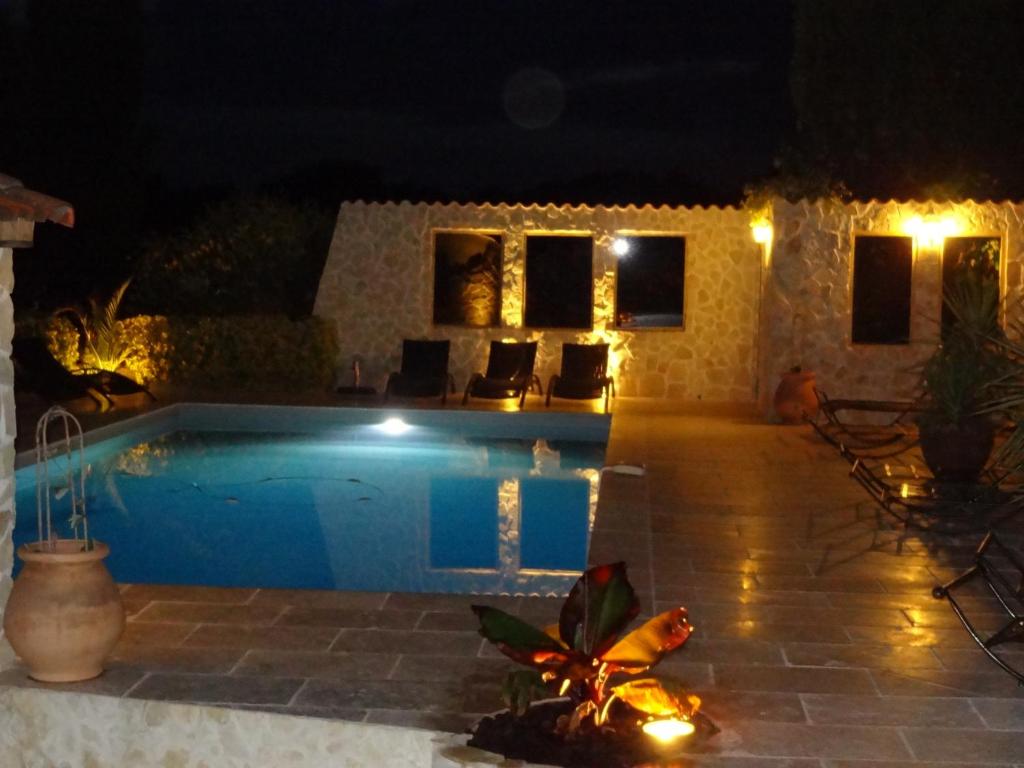 una piscina en un patio por la noche en La Bastide de Font Clarette, en Six-Fours-les-Plages