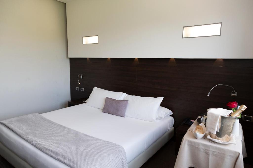 Postel nebo postele na pokoji v ubytování Hotel Selene Pomezia