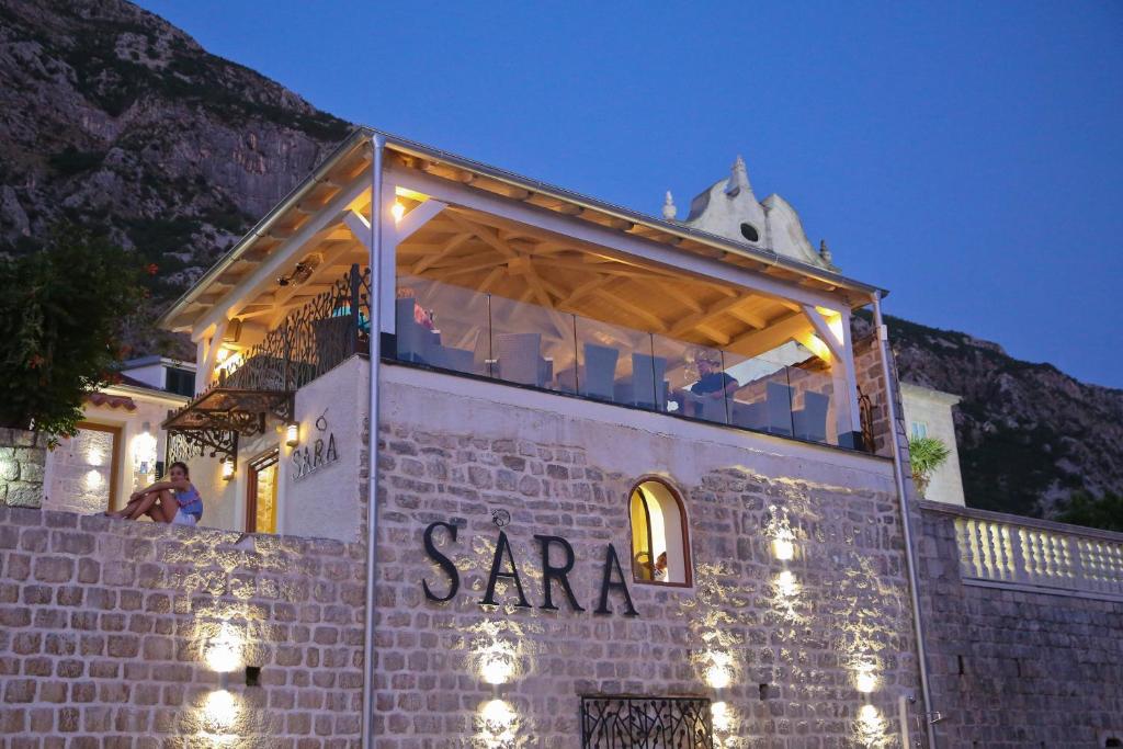 a building with a sign that says saan at Hotel Sara in Kotor