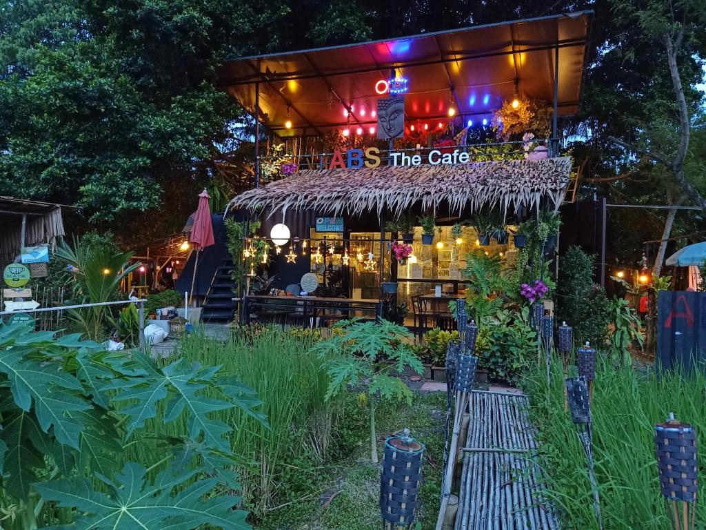 Do Dee Cafe Bangkok Hostel في بانكوك: مطعم فيه لافته تجهز المقهى