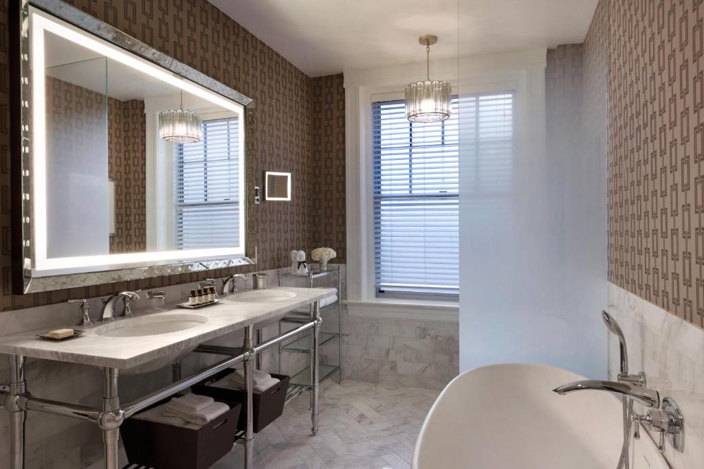 The Claremont Club & Spa, A Fairmont Hotel - One-Bedroom King Suite With View