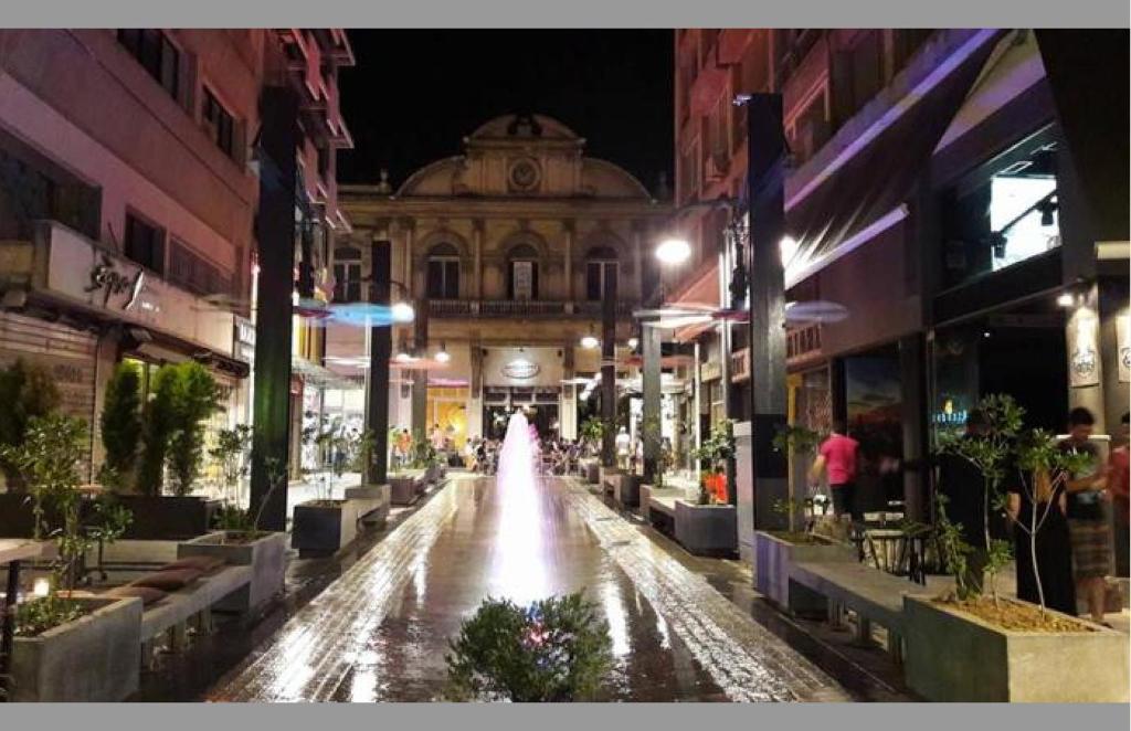 pusta ulica w mieście w nocy w obiekcie Homesweethome Apartments w Salonikach