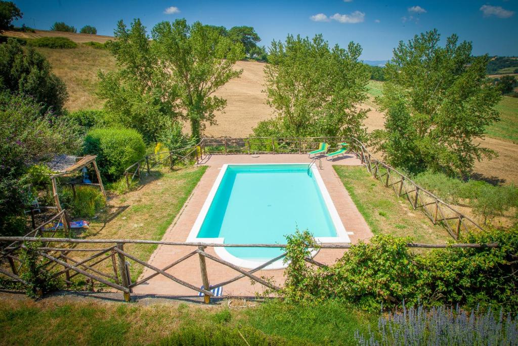 Basen w obiekcie Agriturismo Bio Tra Cielo e Terra lub w pobliżu