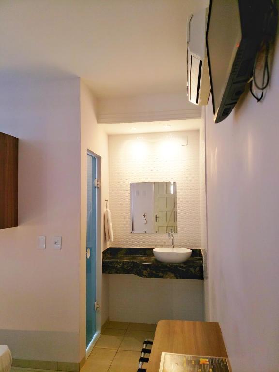 Uma televisão e/ou sistema de entretenimento em Hotel Astoria