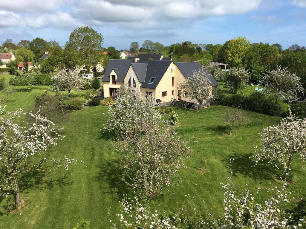 an aerial view of a house with a green yard at Le Clos des Pommiers in Tracy-sur-Mer