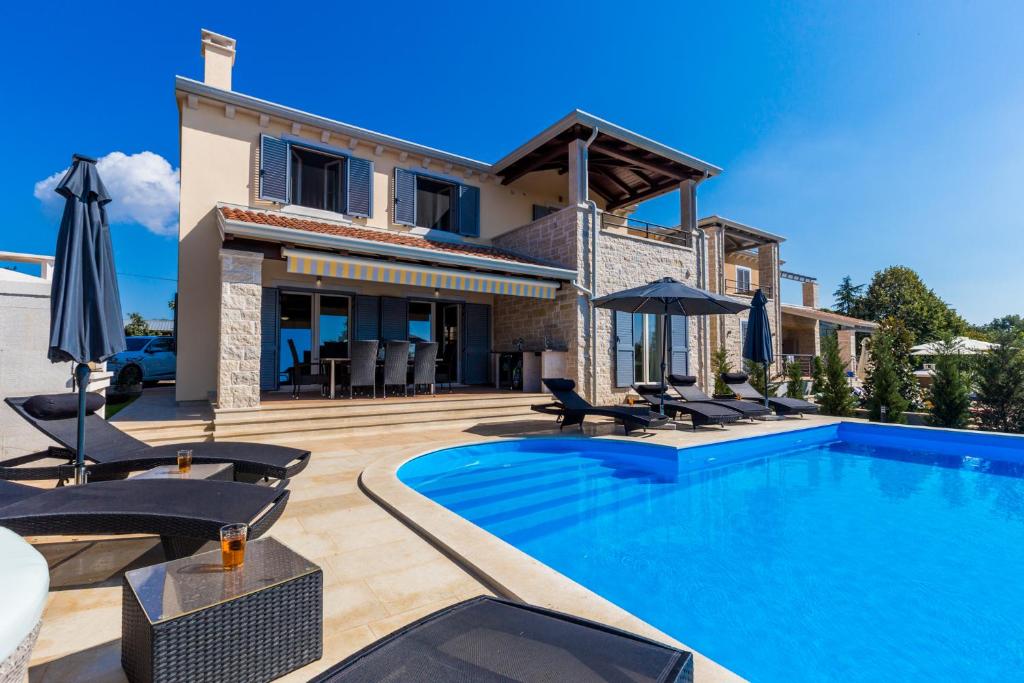 Bazén v ubytování Villa Laura An nebo v jeho okolí