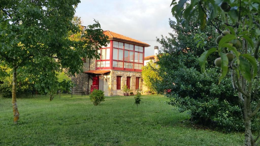 A garden outside A CASA DO BUXO