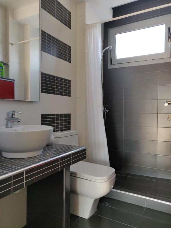 Kúpeľňa v ubytovaní Elegant Bright Apartment with Acropolis view terrace