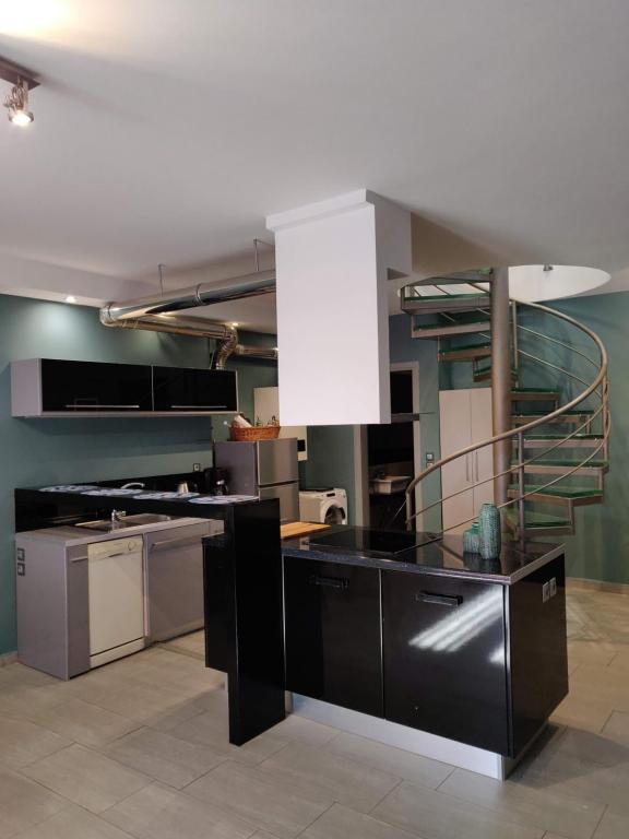 Kuchyňa alebo kuchynka v ubytovaní Elegant Bright Apartment with Acropolis view terrace