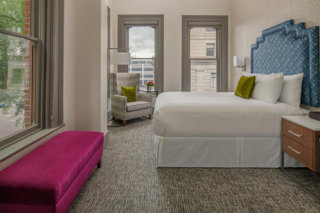 Postel nebo postele na pokoji v ubytování Harlow Hotel