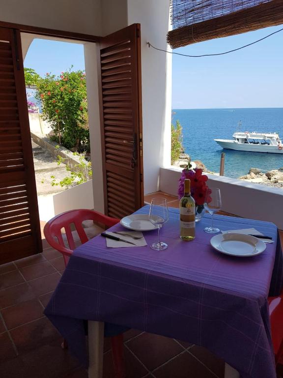 stół z fioletową tkaniną i widokiem na ocean w obiekcie Hotel Residence Il Mulino w mieście Alicudi