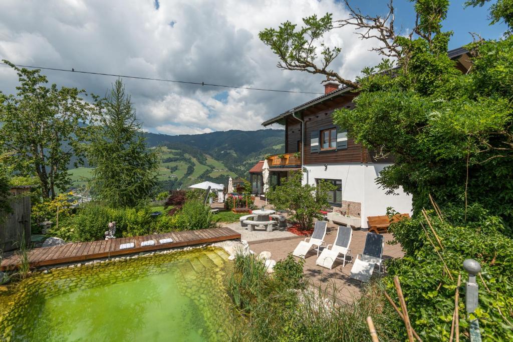 een luchtzicht op een huis met een zwembad bij Das Talblick - Appartments in Sankt Johann im Pongau