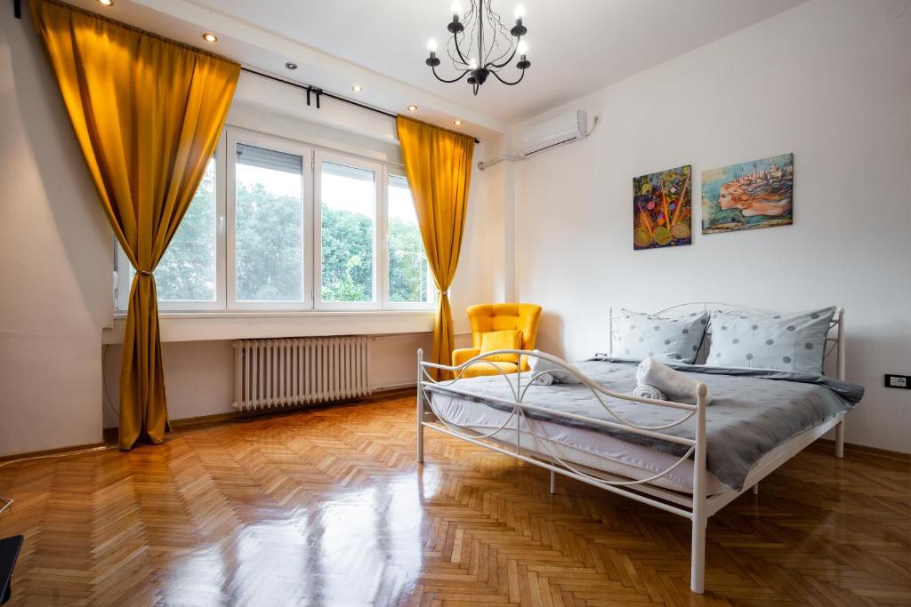 - une chambre avec un lit et une fenêtre dans l'établissement Apartment Korzo, à Novi Sad