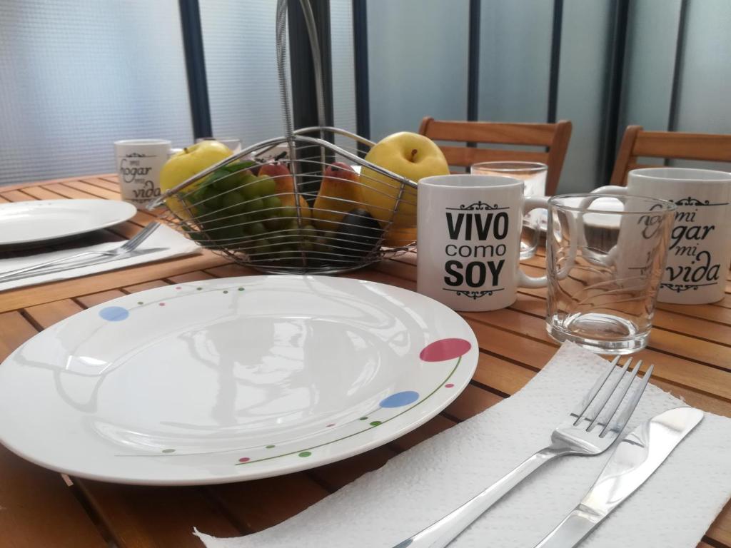 エスカライにあるAPARTAMENTO "PASEO DEL SAÚCO"の白皿盛り付きテーブル