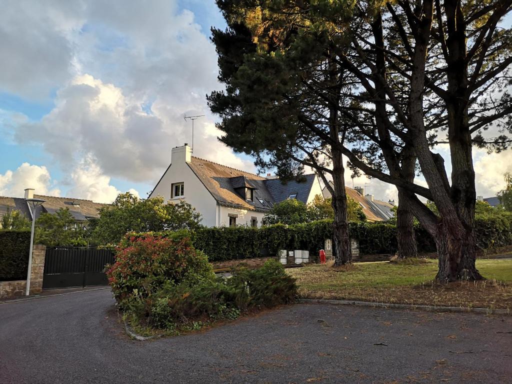 ヴァンヌにあるVilla Soleil Vacancesの木と私道のある白い家