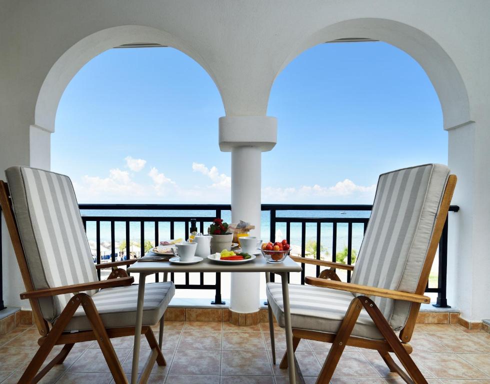 ニキティにあるAssano Seafront Luxuryのバルコニー(テーブル、椅子2脚付)