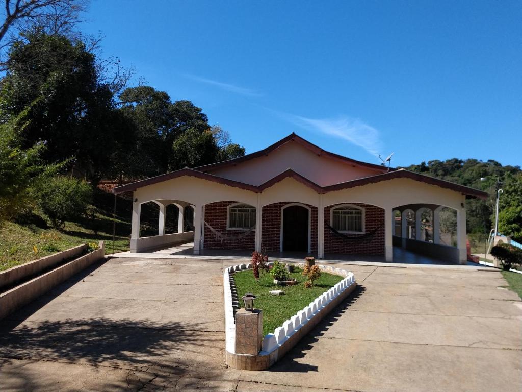 a house with a garden in front of it at Sítio dos Rodrigues in Lindóia