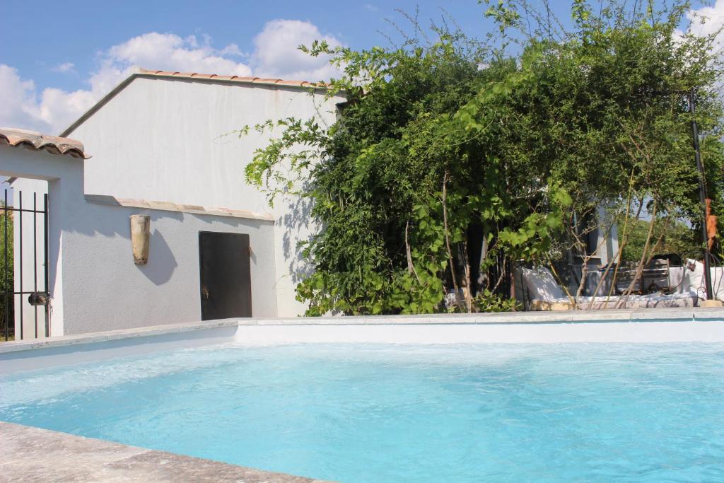 Bazén v ubytování CHEZ ELLES EN PROVENCE nebo v jeho okolí