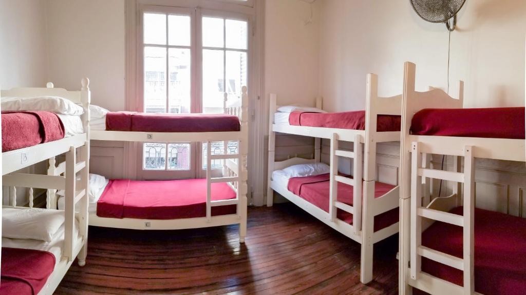 Двухъярусная кровать или двухъярусные кровати в номере Voyage Recoleta Hostel