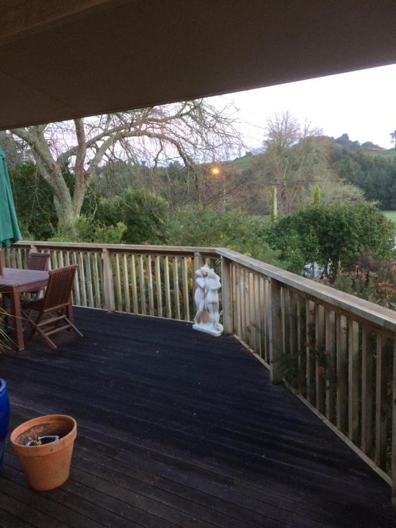 Balkón nebo terasa v ubytování Waitomo Caves Guest Lodge