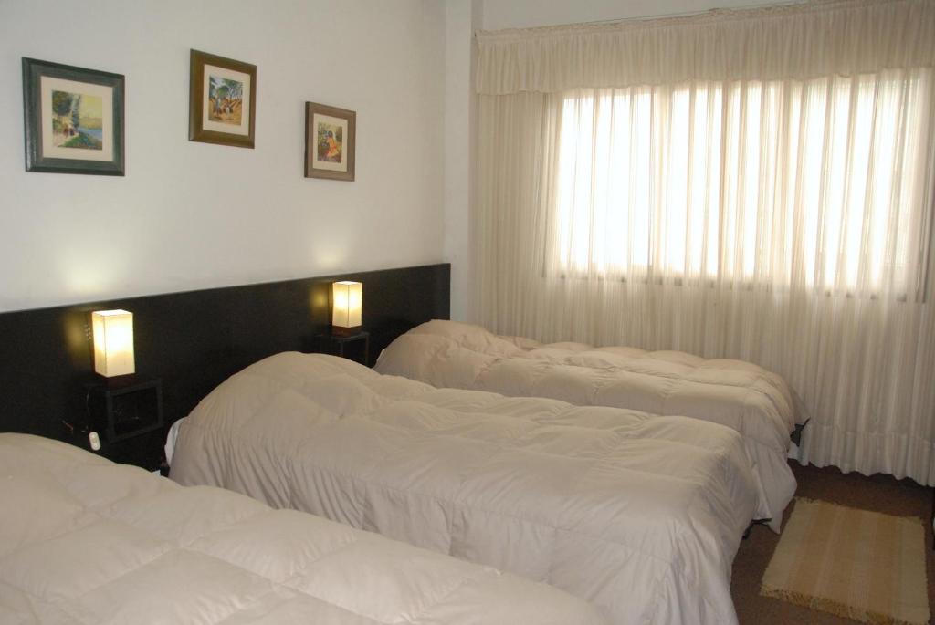 Postel nebo postele na pokoji v ubytování Residencial Carlos