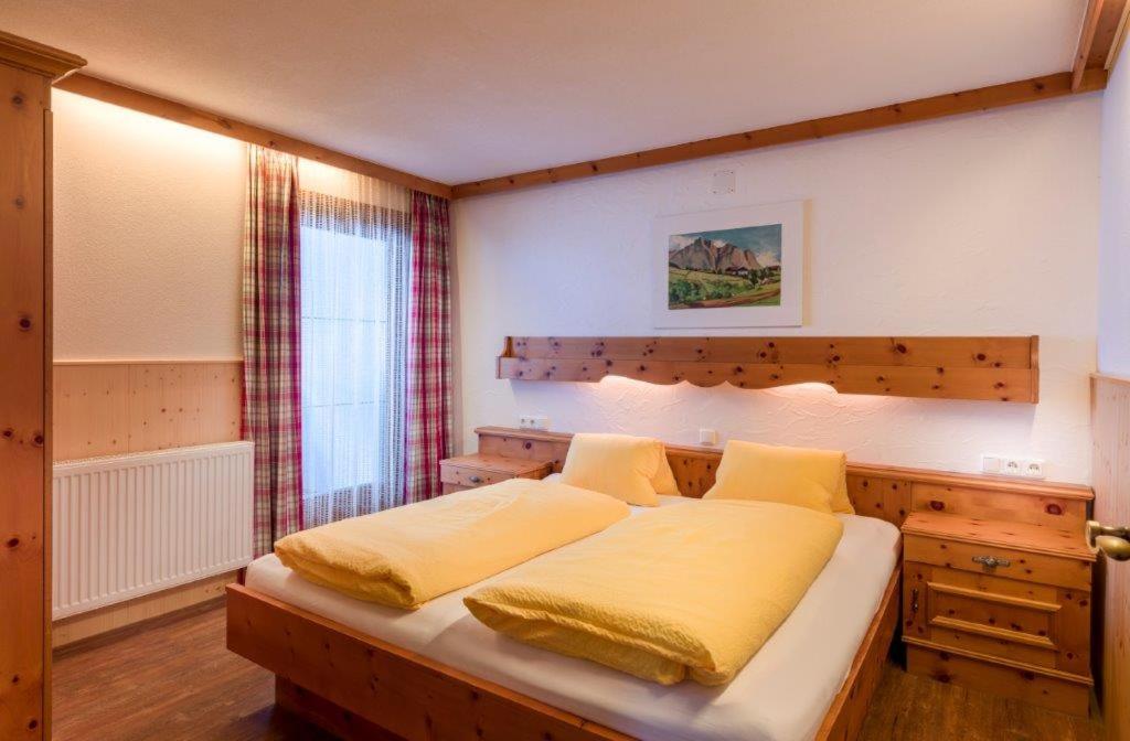 Sankt Veit in DefereggenにあるBirkenhofのベッドルーム1室(大型ベッド1台、黄色いシーツ付)