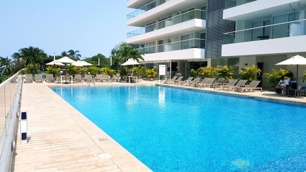 una piscina frente a un edificio en Apartamento Bello Horizonte, en Santa Marta