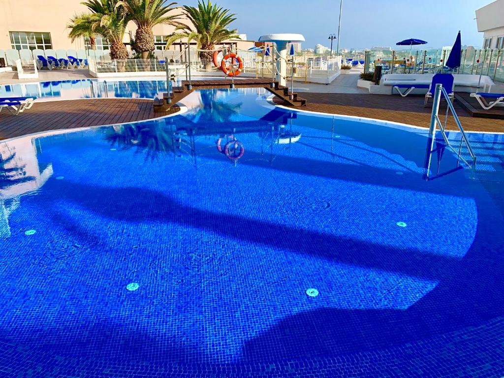 Bazén v ubytovaní First Line Seaview Apartment alebo v jeho blízkosti