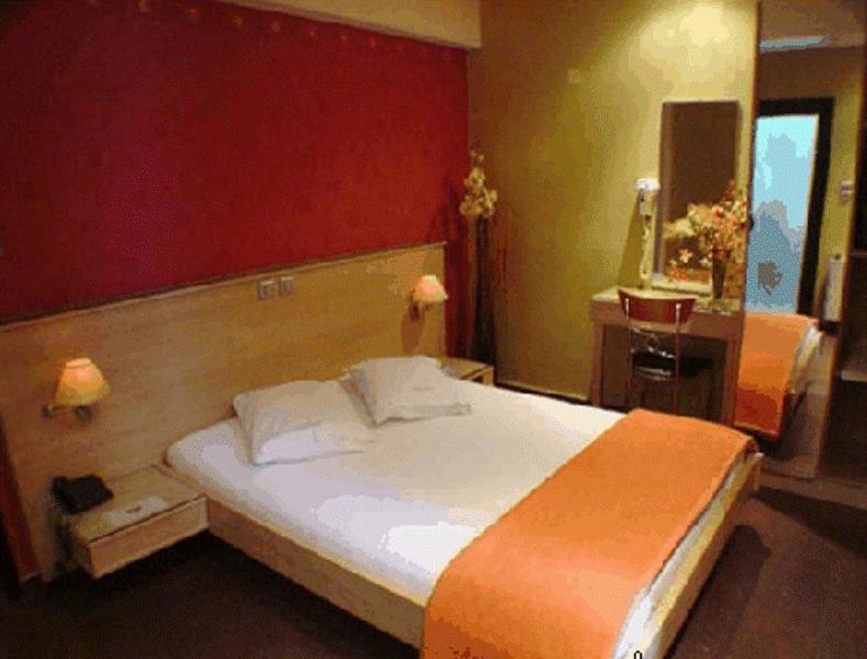 Łóżko lub łóżka w pokoju w obiekcie Hotel Niki Piraeus