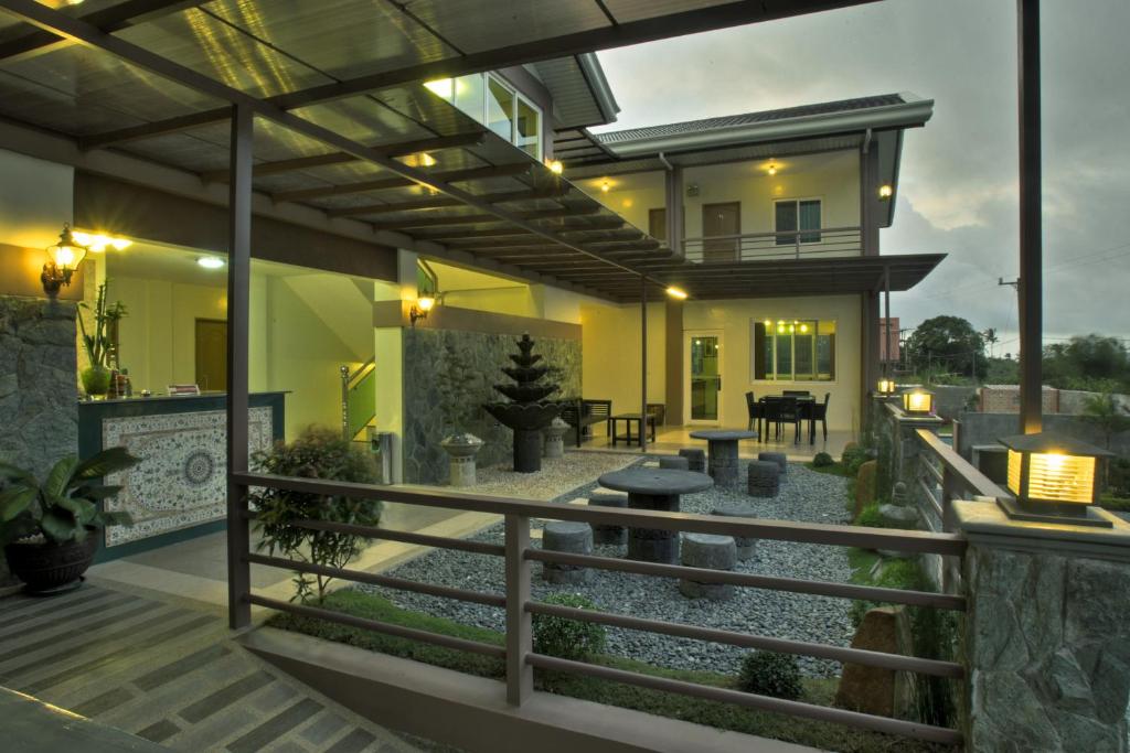 Bazén v ubytování Hanan Hotel Tagaytay - Formerly Tagaytay Wingate Manor nebo v jeho okolí
