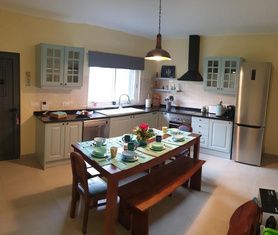 A cozinha ou cozinha compacta de Holidays Home Comporta