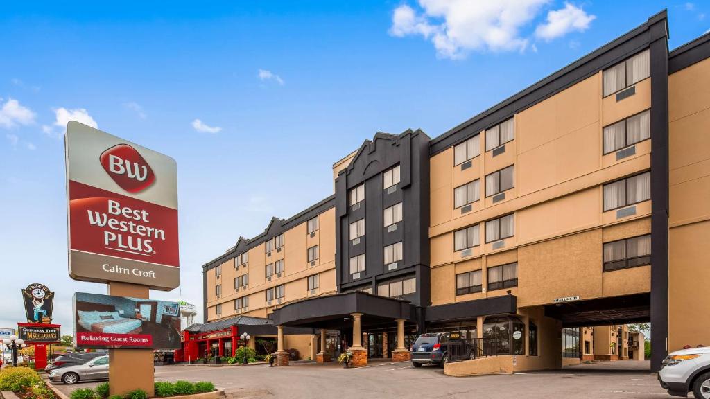 a building with a best western plus sign in front of it at Best Western Plus Cairn Croft Hotel in Niagara Falls