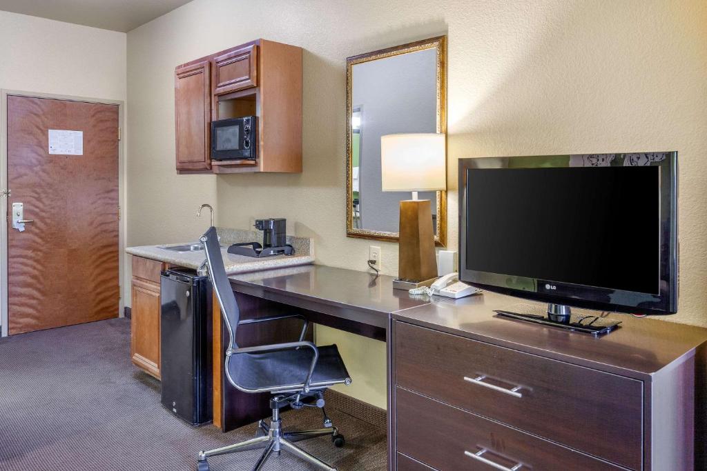Sleep Inn & Suites Hewitt - South Waco - King Suite