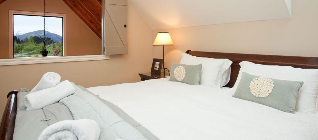 מיטה או מיטות בחדר ב-Charming Wanaka Cottage