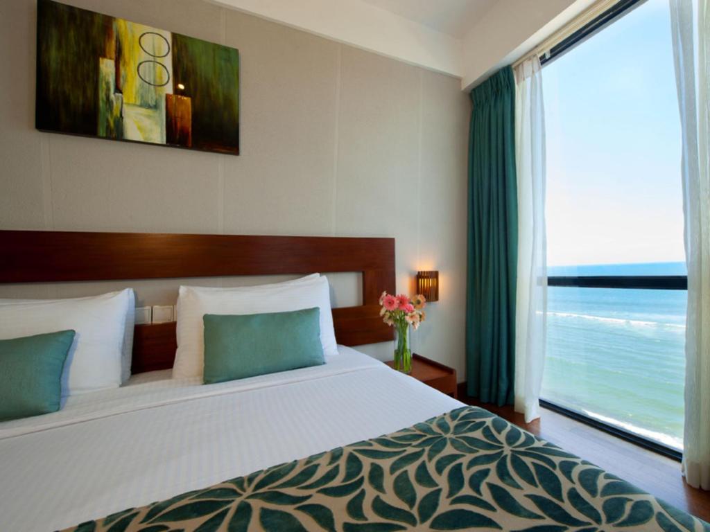 Postel nebo postele na pokoji v ubytování The Ocean Colombo