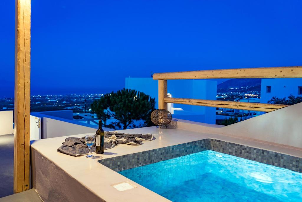 una piscina in una villa con vista di Echo Caves Suites a Firà