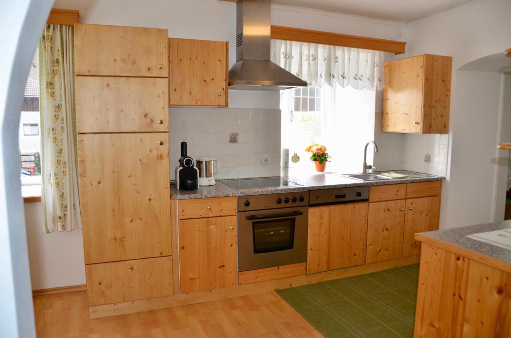 A kitchen or kitchenette at Ferienwohnung Vonwald