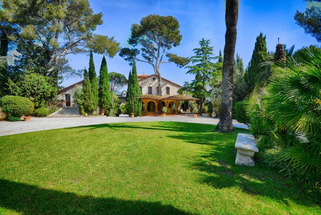 une grande cour avec une maison arborée dans l'établissement Les Bastidieres - Cap Brun, à Toulon