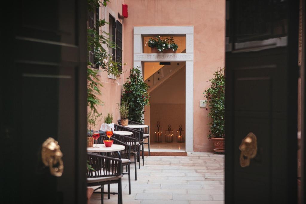 een binnenplaats met tafels en stoelen in een gebouw bij Residenza Ducato in Venetië