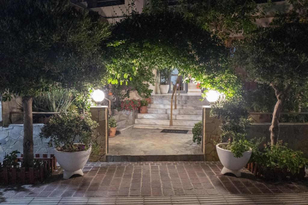 Vonkajšia záhrada v ubytovaní Glaros Hotel