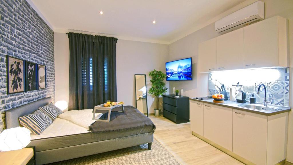 Frank-Kiss Apartments - 5