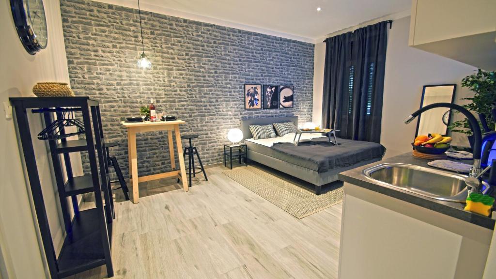 Frank-Kiss Apartments - 15