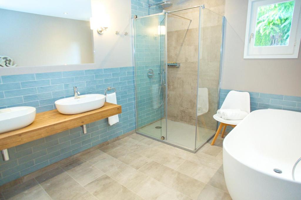 A bathroom at CS1 Villa de lujo a 500 metros de la playa de Sant Pol