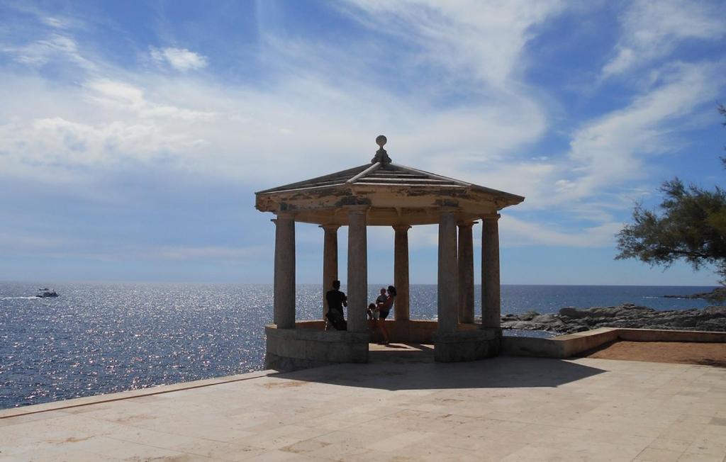 A general sea view or a sea view taken from A villát
