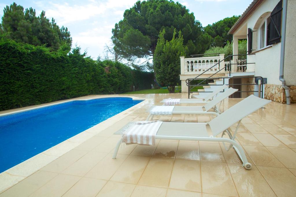 The swimming pool at or close to CS1 Villa de lujo a 500 metros de la playa de Sant Pol
