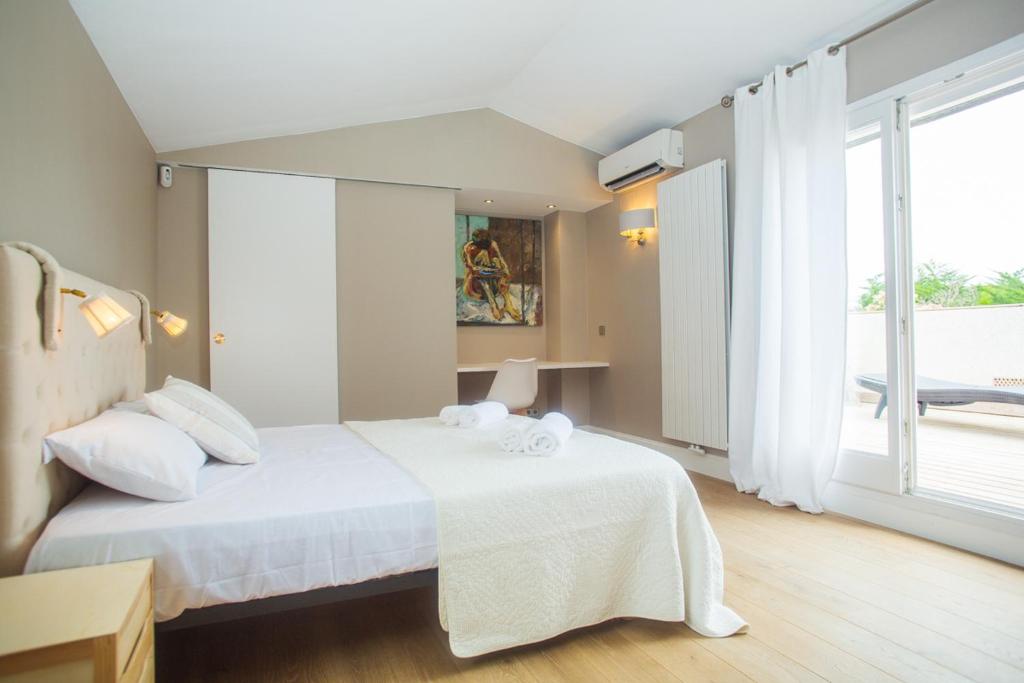 A bed or beds in a room at CS1 Villa de lujo a 500 metros de la playa de Sant Pol