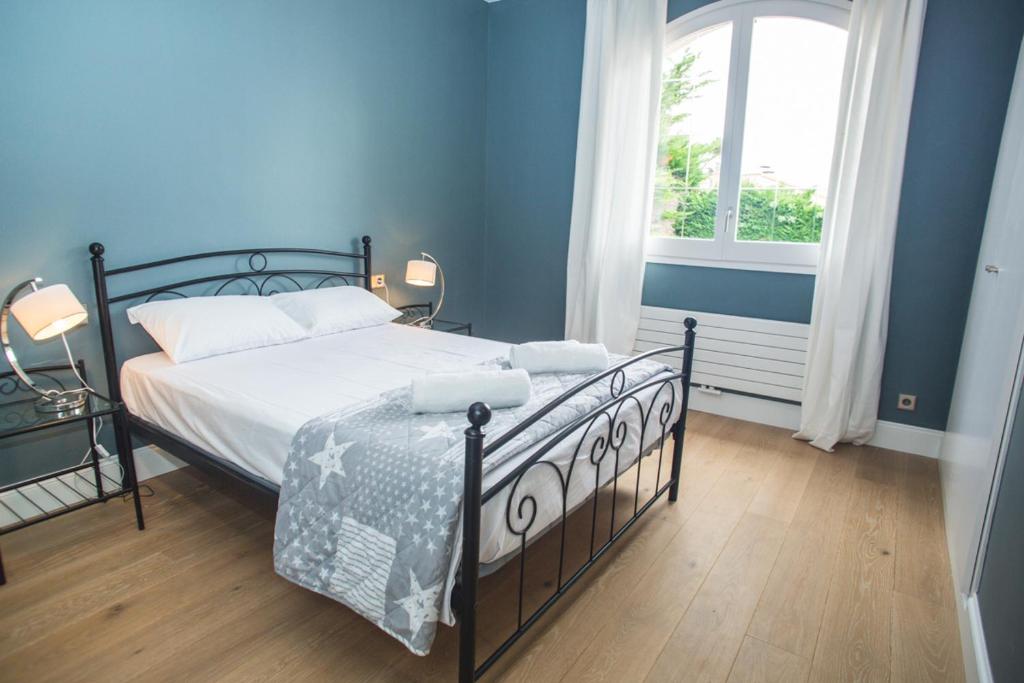 A bed or beds in a room at CS1 Villa de lujo a 500 metros de la playa de Sant Pol