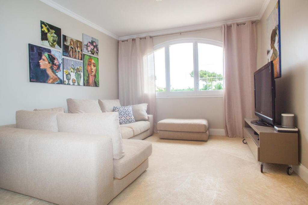 A television and/or entertainment centre at CS1 Villa de lujo a 500 metros de la playa de Sant Pol