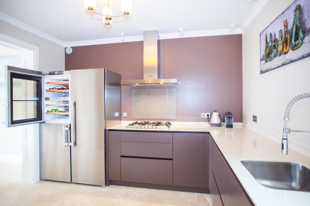 A kitchen or kitchenette at CS1 Villa de lujo a 500 metros de la playa de Sant Pol