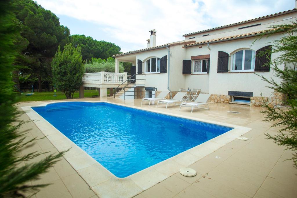 The swimming pool at or close to CS1 Villa de lujo a 500 metros de la playa de Sant Pol